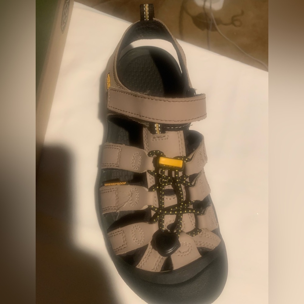Keen Shoes Size 5 Beige Black shoes, New, in wrong box